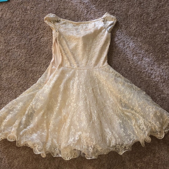 Beautiful lace old fashioned dress! - Picture 1 of 2